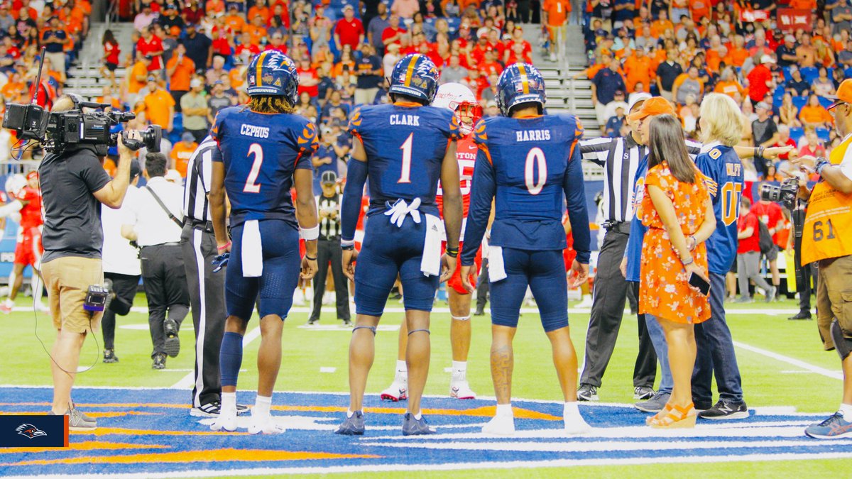 UTSAFTBL's tweet photo. First quarter flicks 📸

#210TriangleOfToughness 
#LetsGo210 | #BirdsUp 🤙 https://t.co/xfo7NSa8JW