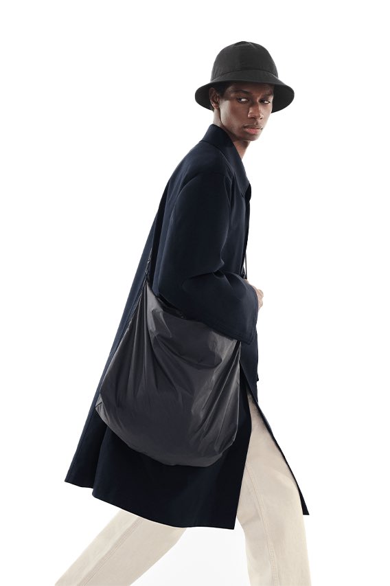 StreetFashion01's tweet photo. Uniqlo U FW22 By Christopher Lemaire!🖤 https://t.co/u2PLayUwOR
