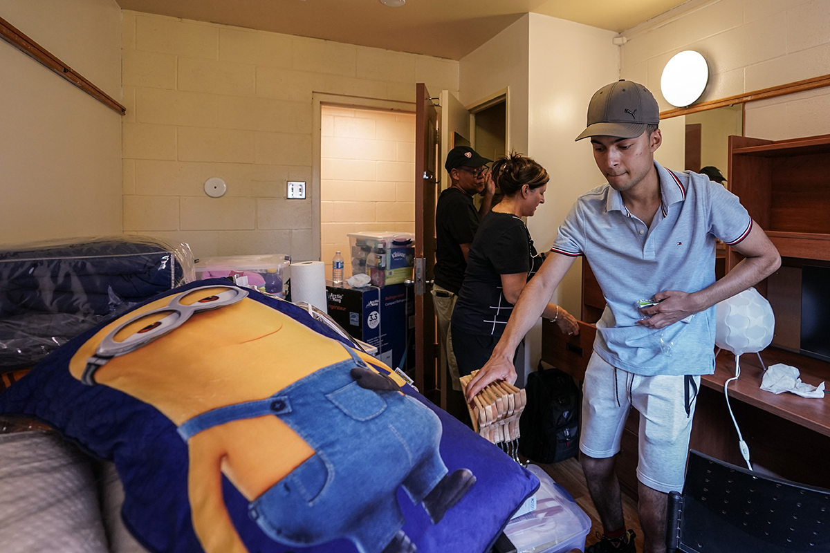 queensu's tweet photo. A busy day at #queensu with 4,600 students moving into the university’s 17 residence buildings.
A big thank you to all the volunteers and staff, partners from the city and Kingston community, and to the incoming students and their families, for making the day work.
Cha Gheill! https://t.co/Cyka4zk4VB