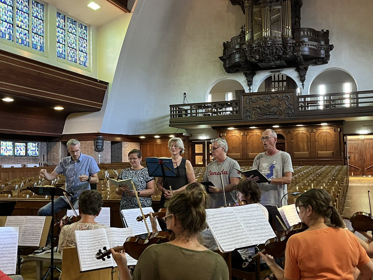 ToonkunstRdam's tweet photo. Koordag vandaag met een eerste kennismaking met het Rijnlands Symfonie Orkest onder leiding van Ghislain Bellefroid. Dat wordt een mooie uitvoering van Mozarts Requiem op 15 oktober! We kregen een voorproefje van onze eigen koorsolisten. Tickets https://t.co/K5h9P9BMyS https://t.co/LAtKLoPyNu