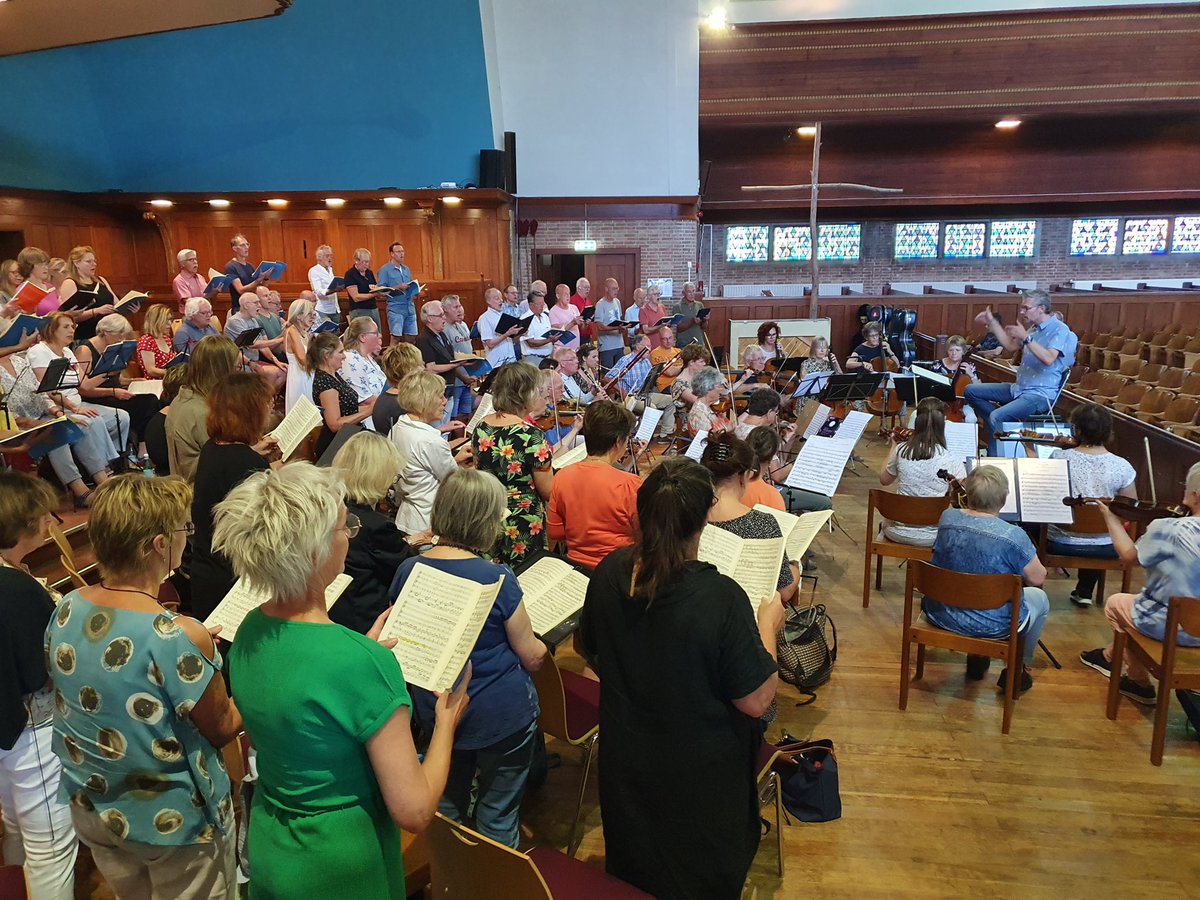 ToonkunstRdam's tweet photo. Koordag vandaag met een eerste kennismaking met het Rijnlands Symfonie Orkest onder leiding van Ghislain Bellefroid. Dat wordt een mooie uitvoering van Mozarts Requiem op 15 oktober! We kregen een voorproefje van onze eigen koorsolisten. Tickets https://t.co/K5h9P9BMyS https://t.co/LAtKLoPyNu