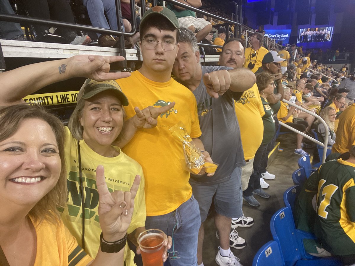 DaniKate4's tweet photo. #scheelsgameday GO BISON! 💚💛💚💛 https://t.co/FUQU1zJAFy