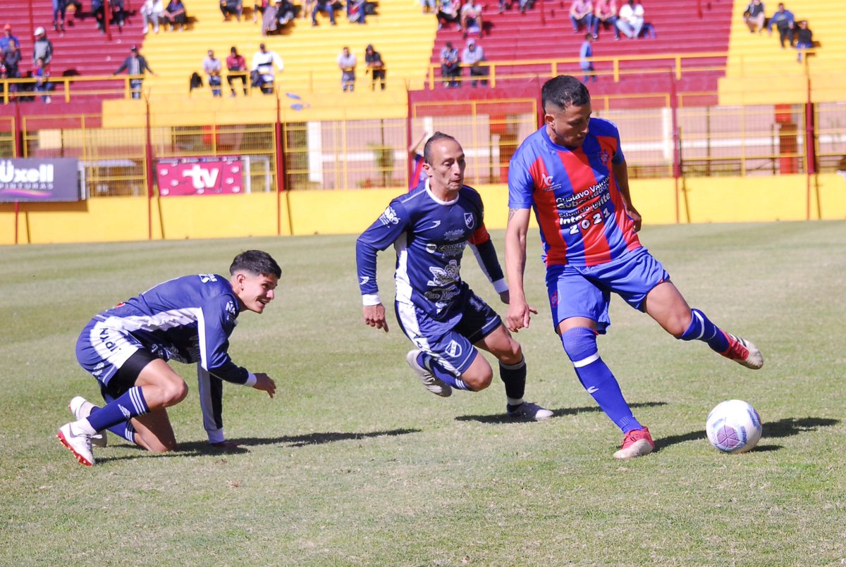 gonzalocontra's tweet photo. #LigaCorrentina

Huracán Corrientes venció 2-0 a @LiptonFC y se consagró campeón del Oficial de la @Ligacorrentina_ ‼️
Bajo la conducción técnica de Alfredo Villegas (DT) y Julio Marinilli (AC) volvió a celebrar.
Los dos clasificaron al Regional. Lo jugarán? https://t.co/x7AHz7C372