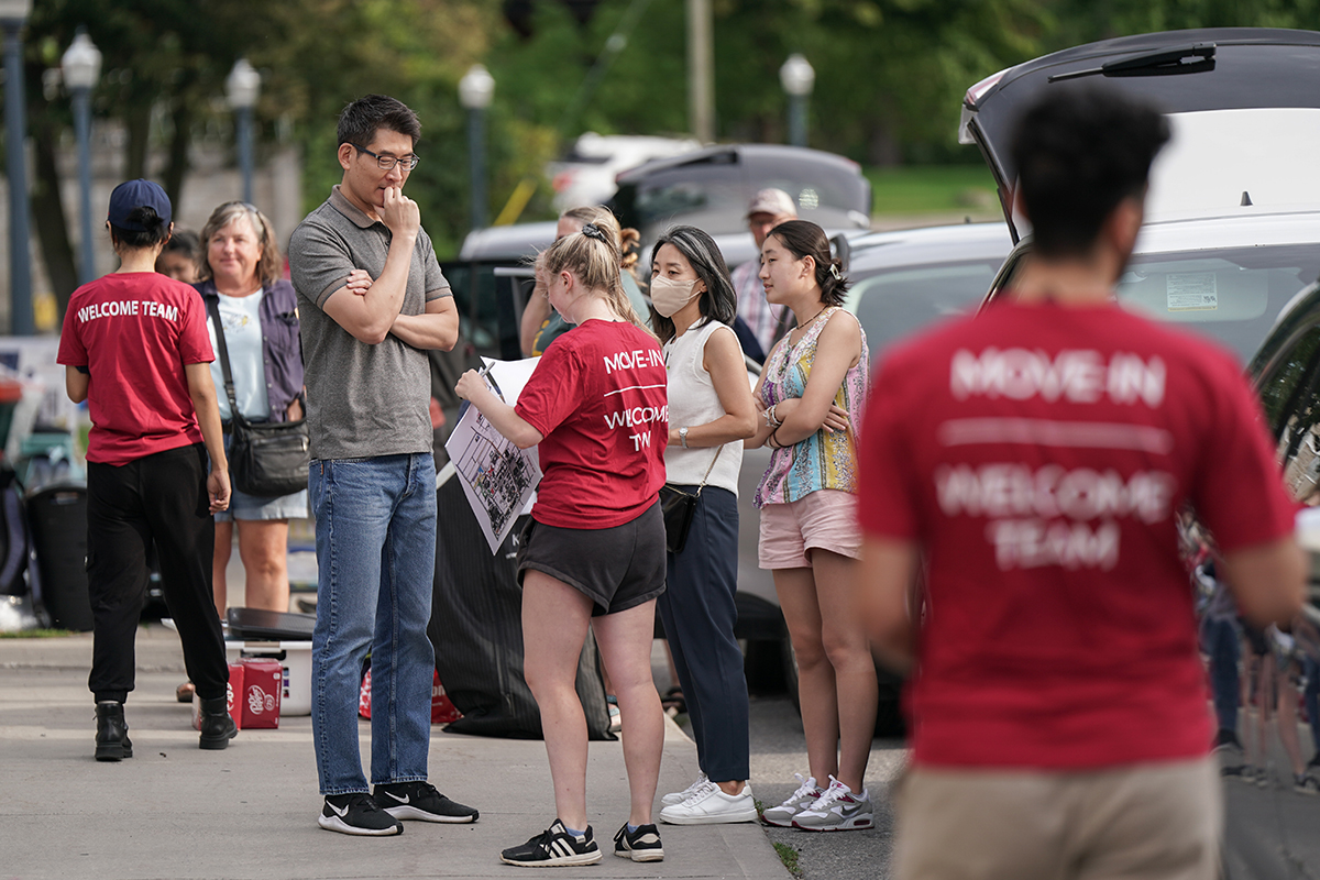 queensu's tweet photo. A busy day at #queensu with 4,600 students moving into the university’s 17 residence buildings.
A big thank you to all the volunteers and staff, partners from the city and Kingston community, and to the incoming students and their families, for making the day work.
Cha Gheill! https://t.co/Cyka4zk4VB