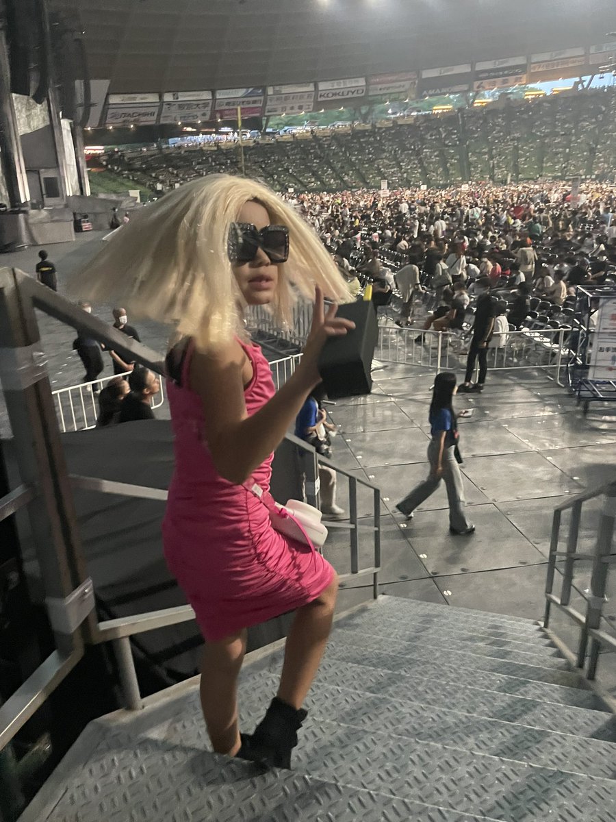 pppy_o's tweet photo. 余韻がすごい...圧倒的なカリスマ性、歌唱力、パフォーマンス、滲み出る愛...全身で浴びてきた✨
娘が初めて好きになったアーティスト🎤
一緒に見れて幸せ
#レディガガ
#レディーガガ
#ladygaga #THECROMATICABALL https://t.co/jFDK2cvtmt