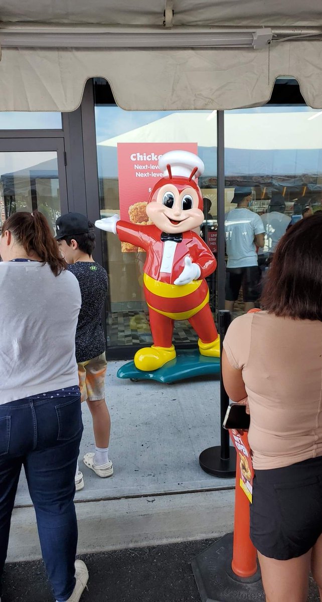 marky_phl's tweet photo. There's about 80 people in line (I'm one of them) &amp; the drive thru line wraps thru the shopping center and onto Bustleton Avenue.

I hope it's good!

#jollibee #openingweekend #fastfood #neweats #phillyfoodie https://t.co/euk50ArqK7