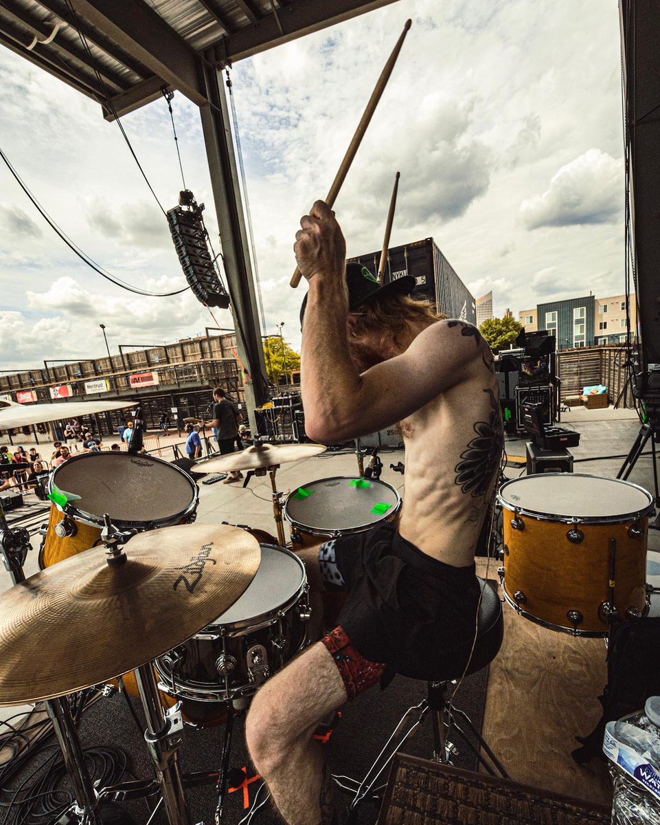 awhileafteremo's tweet photo. ıllıllı 𝒦𝒶𝓃𝓈𝒶𝓈 𝒾𝓃 𝒾𝒹𝓁𝑒 ıllıllı
📸: @austinisntkevin
#Witchita #Kansas #IsForLovers #Emo #WaveICT #DWDrums #VicFirth #Zildjian #ReverendGuitars #LifeinIdle #HawthorneHeights https://t.co/Y2rpf0xth7