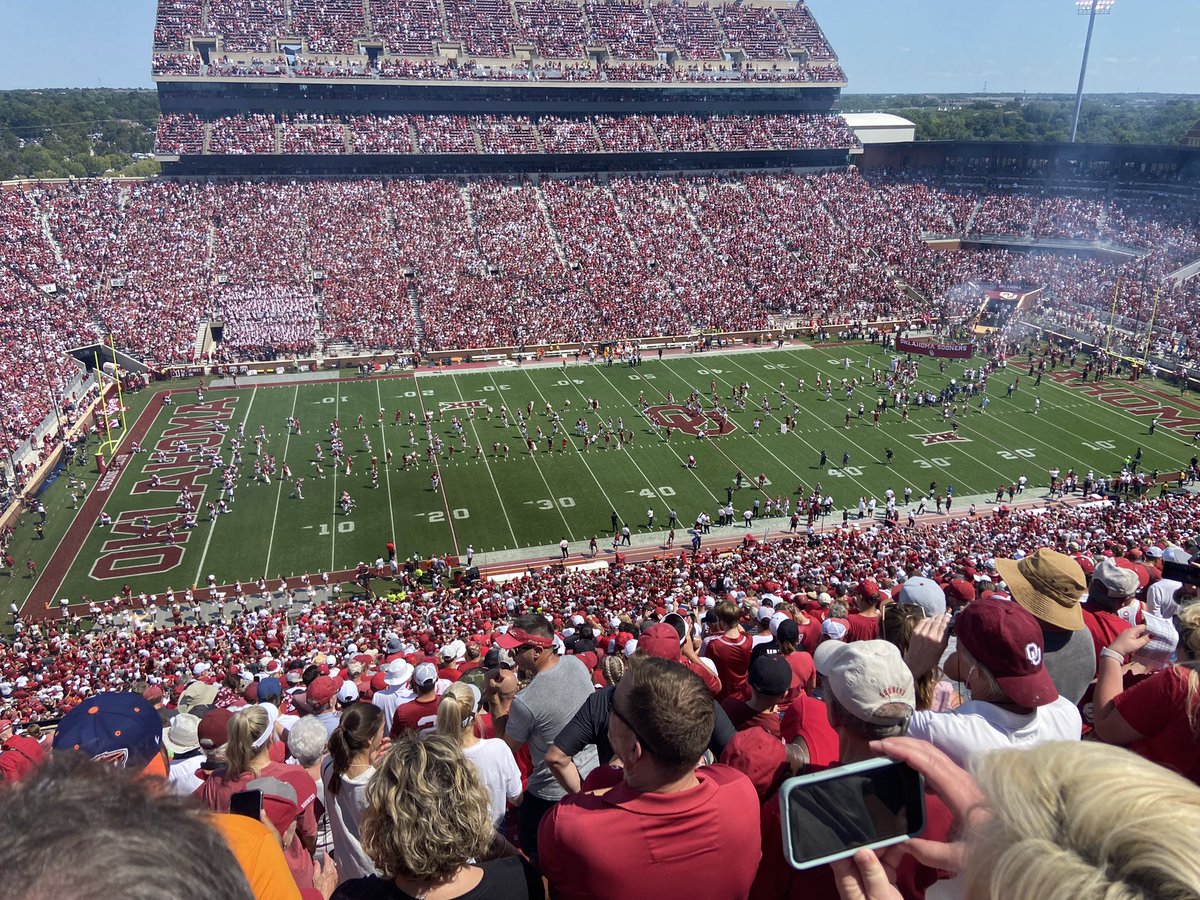It’s football time in OKLAHOMA!!! #BoomerSooner