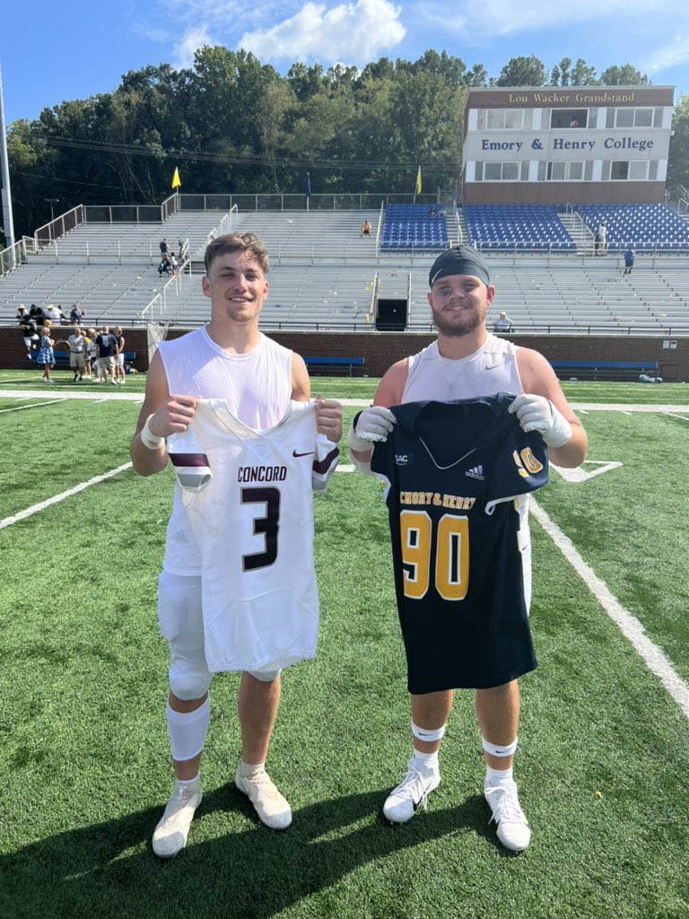 CoachWashDC's tweet photo. What it’s all about man! Two of my former guys duking it out on a college field while I bring 4 of my current guys on a Visit. Couldn’t be prouder of both these guys. Great game ✊🏻#Bees @BeesFootball61 @michael_viar @StevePreston_9 @drakemcdaniel7 @SwoleCole66 @lanceblankenshp https://t.co/oZtjl5K2cr