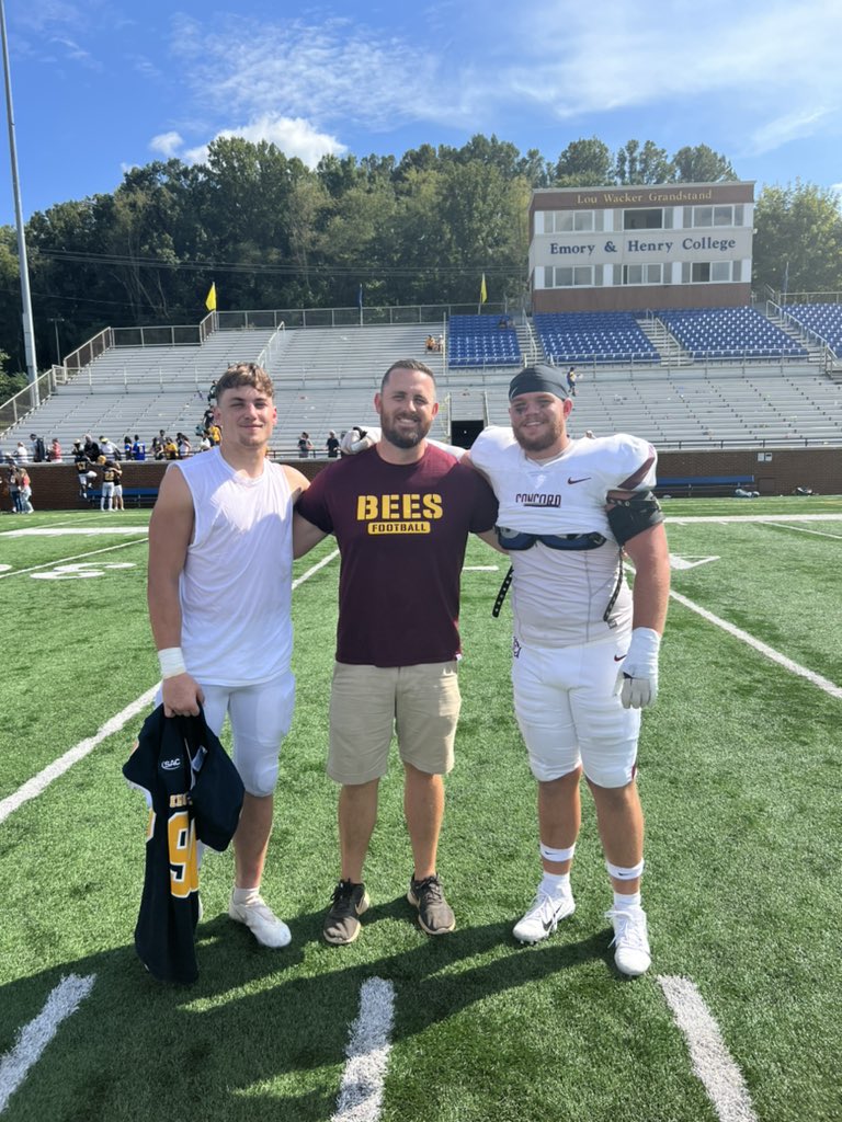 CoachWashDC's tweet photo. What it’s all about man! Two of my former guys duking it out on a college field while I bring 4 of my current guys on a Visit. Couldn’t be prouder of both these guys. Great game ✊🏻#Bees @BeesFootball61 @michael_viar @StevePreston_9 @drakemcdaniel7 @SwoleCole66 @lanceblankenshp https://t.co/oZtjl5K2cr