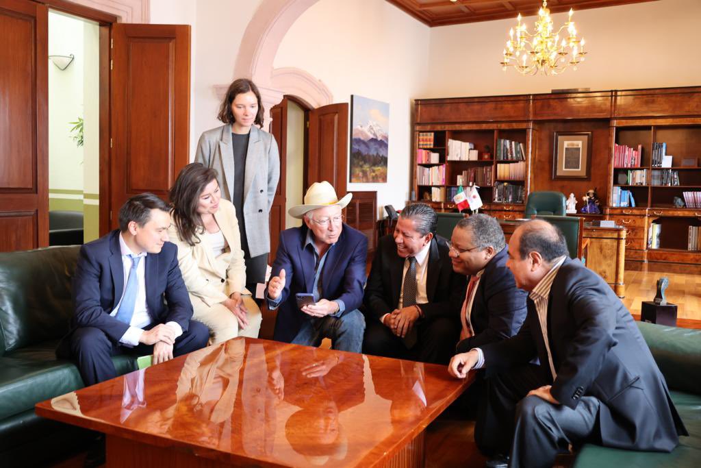DavidMonrealA's tweet photo. Es un gusto enorme recibir al Embajador de los Estados Unidos en México, Ken Salazar (@USAmbMex). Que esta primera visita sea por el bien de los pueblos que representamos, para enriquecer la relación cultural, turística y el hermanamiento de nuestras naciones. https://t.co/ed1VDzy0GT
