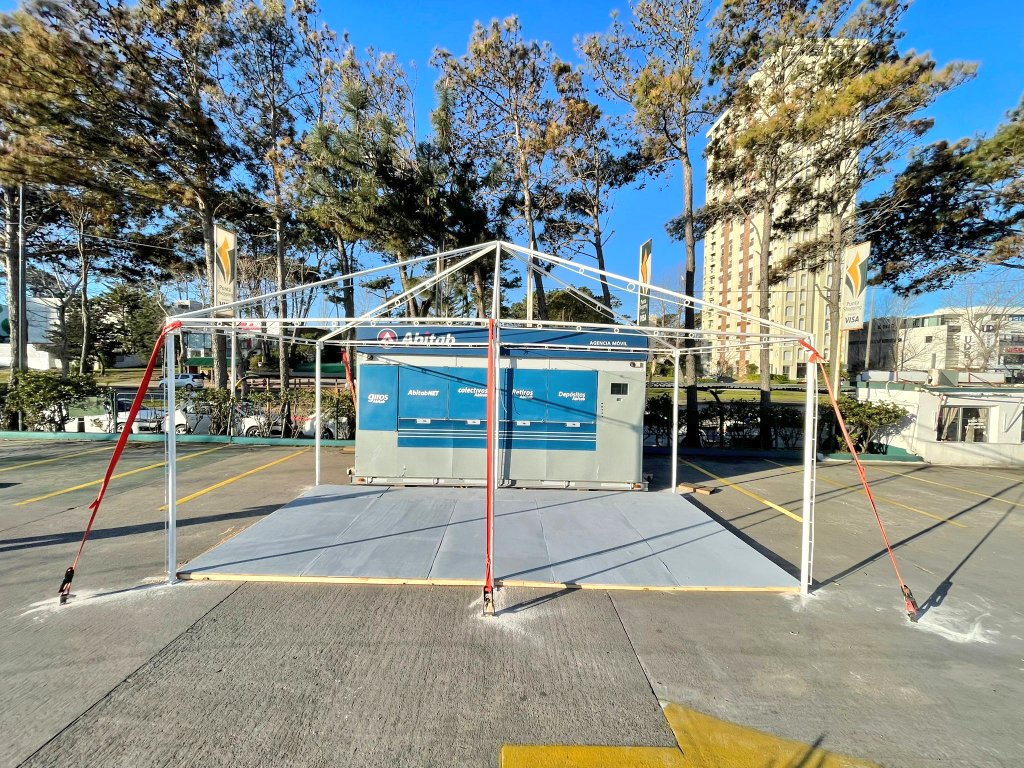ladocarmo's tweet photo. Este lunes 5, a las 10, reabre el #Abitab de @PuntaShopping en el estacionamiento detrás de la parada de taxis.
Pato Victorica y todo el equipo a full trabajando en los detalles para volver a dar servicios.
Es el primer local de los del interior del shopping que vuelve a trabajar https://t.co/Z7oI3If7XR