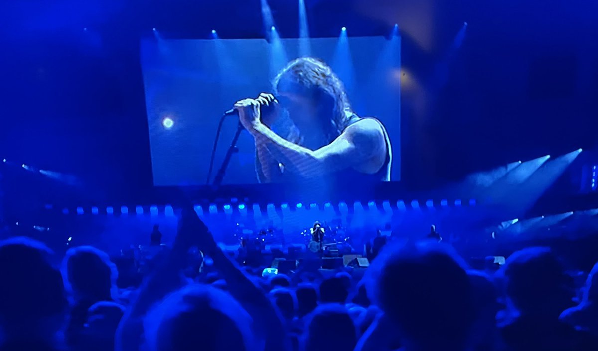 MarkASedgwick's tweet photo. Lord knows how Dave must feel first to lose Kurt and then form another legendary band to then not only to lose your best friend but the greatest drummer to ever do it. We ❤️ you Dave 🙏🏻#taylorhawkinstribute #DaveGrohl #FooFighters #TaylorHawkins #ItsTimesLikeThese https://t.co/LEGjTAWzL5