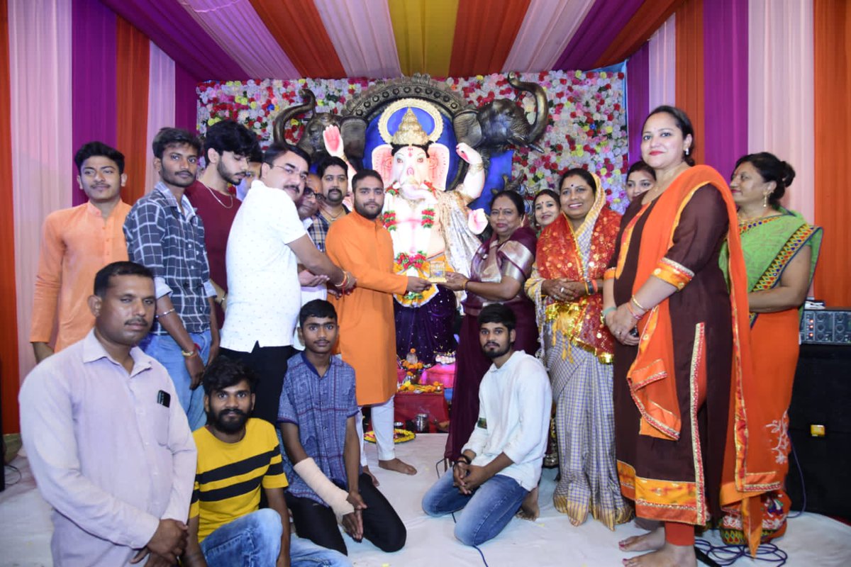 BMCBhopal's tweet photo. महापौर श्रीमती मालती राय ने श्री गणेश उत्सव के तहत गुलमोहर कालोनी में भगवान श्री गणेश की आरती की। इस मौके पर महपौर परिषद की सदस्या श्रीमती सुषमा बावीसा सहित बड़ी संख्या में श्रद्धालु जन मौजूद थे। 
#SwachhCelebrations
#CleanGreenFestivals
#SwachhBhopal
#Bhopal 
#BMCNews
#BMCBhopal https://t.co/vLVrMBesoq