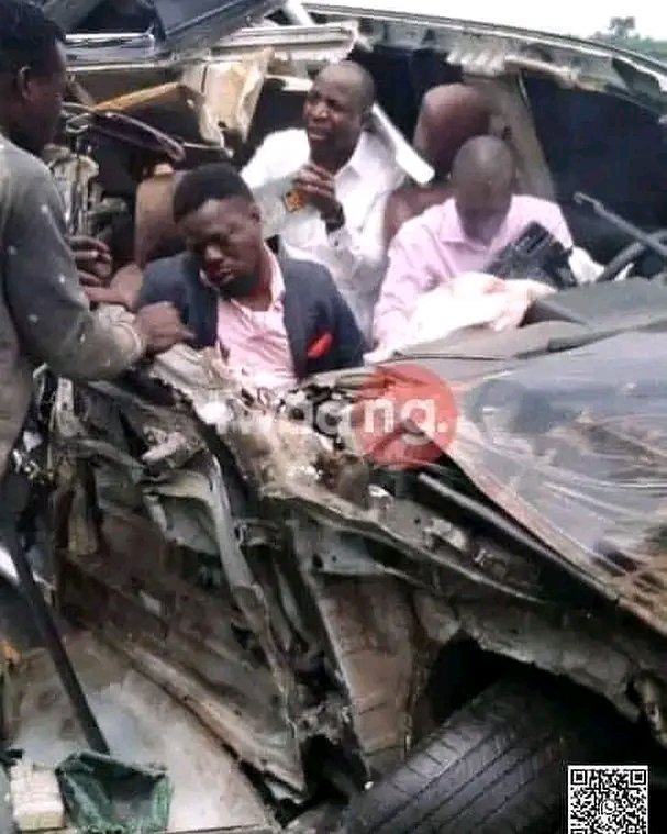 GospelNaija's tweet photo. DUNSIN OYEKAN SURVIVE A GHASTLY MOTOR ACCIDENT

Popular Nigerian Gospel artiste Dunsin Oyekan was  involve in a ghastly motor accident this morning. This happened while making his way down to Ibadan from Lagos.  A crew member suffered slight injuries but everyone is safe. https://t.co/lFT1skkh6P
