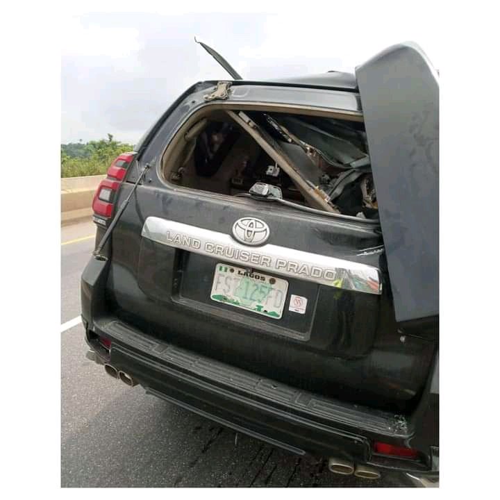 GospelNaija's tweet photo. DUNSIN OYEKAN SURVIVE A GHASTLY MOTOR ACCIDENT

Popular Nigerian Gospel artiste Dunsin Oyekan was  involve in a ghastly motor accident this morning. This happened while making his way down to Ibadan from Lagos.  A crew member suffered slight injuries but everyone is safe. https://t.co/lFT1skkh6P