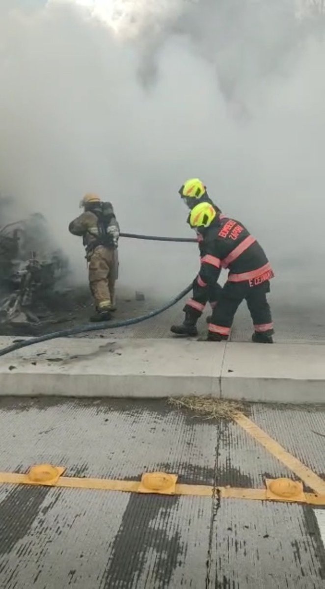 UMPCyBZ's tweet photo. #AlMomento

Oficiales de nuestra Base Operativa número 4 atienden reporte de incendio de un urbano sobre Periférico a la altura de Paraísos del Colli. 

Él percance genera retraso vial sobre Periférico en el sentido de Mariano Otero a Gpe.

Tome precauciones. https://t.co/Irgr6XKufB