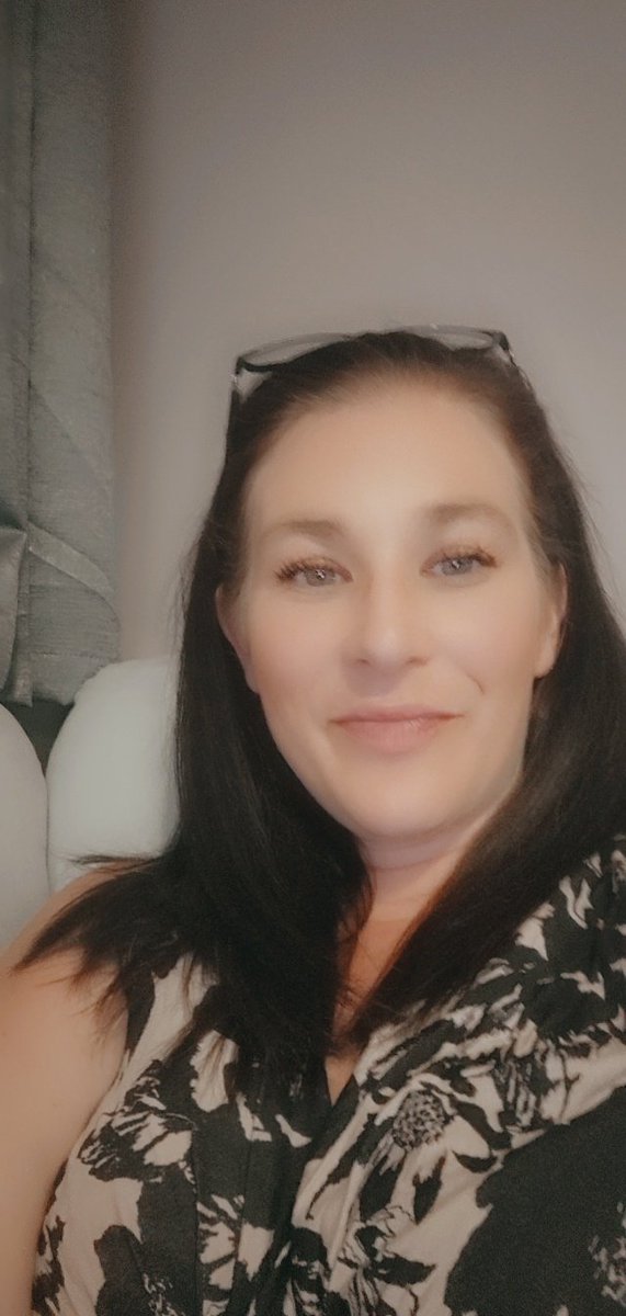 Michell04512642's tweet photo. The face of someone that literally can no longer do 2 nights in a row celebrating! Spending it with family is the perfect way to end the holidays though 🥰 #filterneeded https://t.co/OiqBtRgy0e