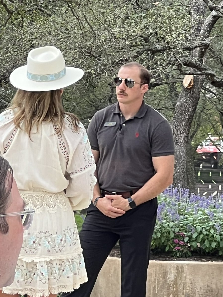 LCole013's tweet photo. @dcarterruff new gig working working winery security in Fredericksburg? @circlingbackpod https://t.co/RlaiOlxFs0