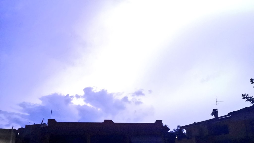 Danbostar's tweet photo. Tempesta di fulmini ne abbiamo?!
#fulmini #temporale https://t.co/FltMl3M1YT