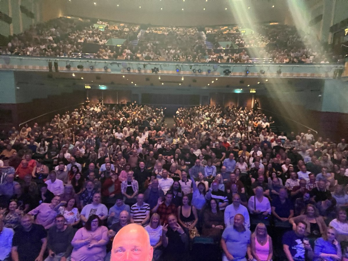 almurray's tweet photo. Stockton on Tees @stockton_globe what a beautiful theatre and an audience to match. Good to see @konnie83 top who got properly drenched. https://t.co/64rQbMGpY0