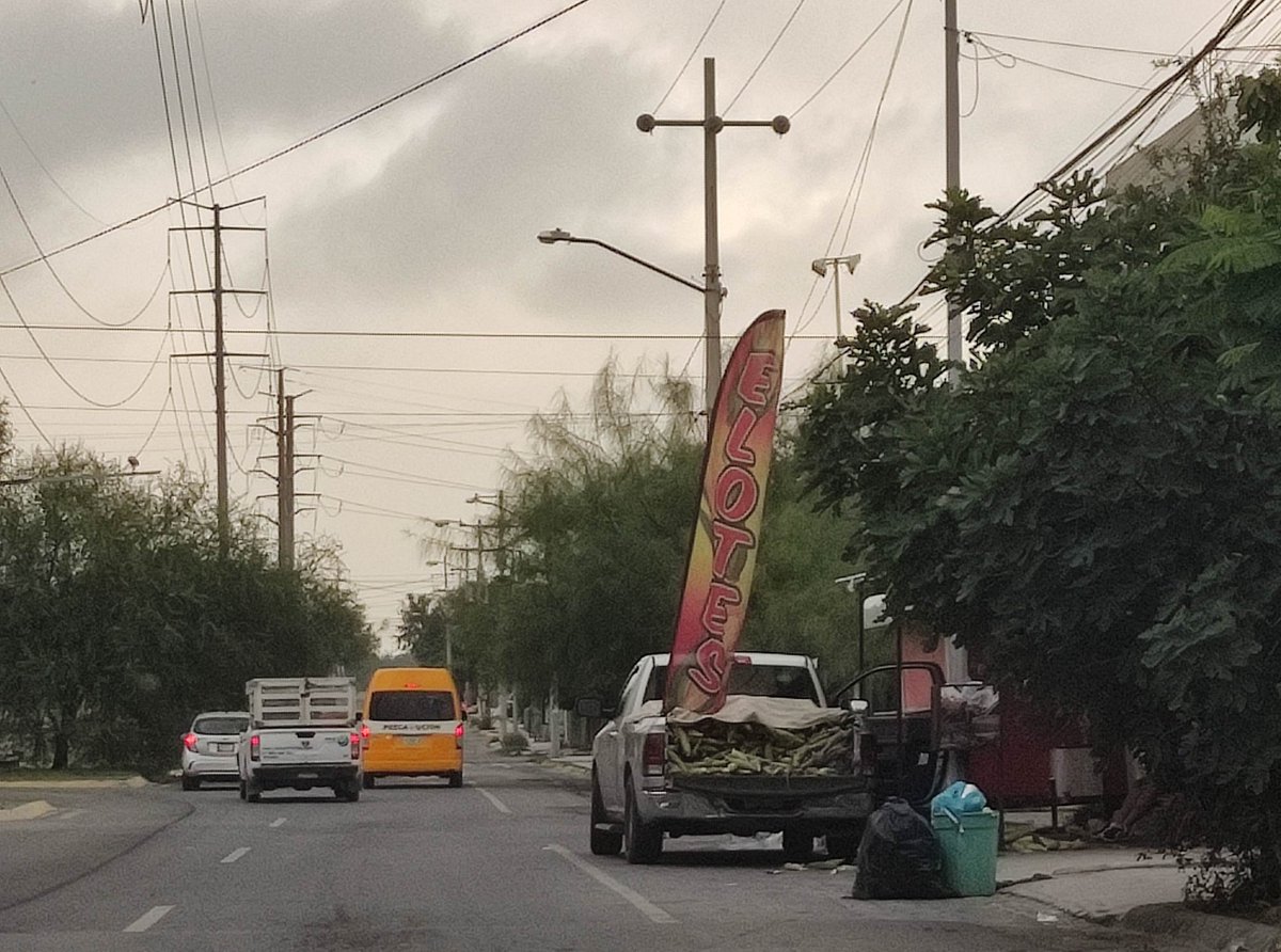 leticiadeya's tweet photo. @SSPCMonterrey @colosioriojas @nuevoleon @mtygob @samuel_garcias @Economia_NL @ServPublicosMty  Que se respeten los espacios públicos y de libre tránsito,todas las mañanas niños tienen que transitar por en medio de la Avenida Camino del Pastizal y Parque Cora Barrio del parque. https://t.co/YbnKaZHSXE