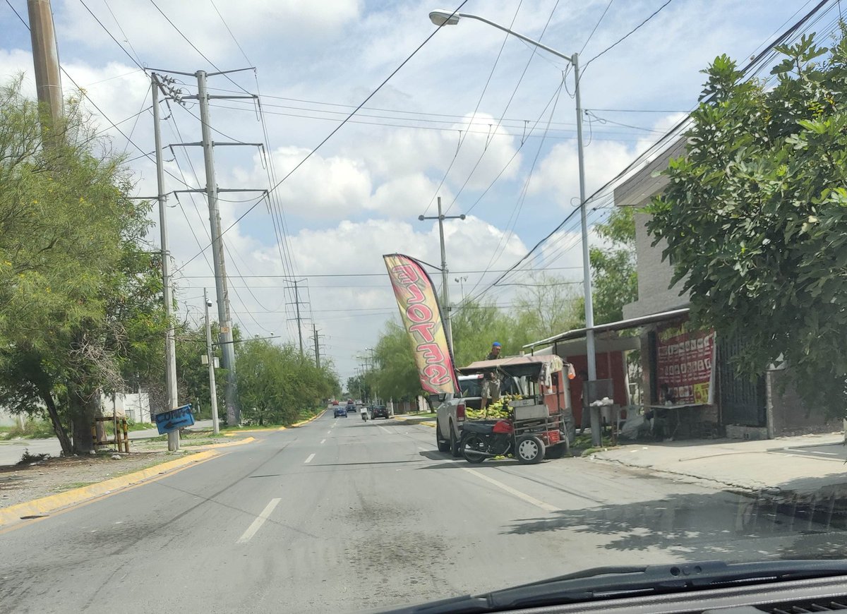 leticiadeya's tweet photo. @SSPCMonterrey @colosioriojas @nuevoleon @mtygob @samuel_garcias @Economia_NL @ServPublicosMty  Que se respeten los espacios públicos y de libre tránsito,todas las mañanas niños tienen que transitar por en medio de la Avenida Camino del Pastizal y Parque Cora Barrio del parque. https://t.co/YbnKaZHSXE