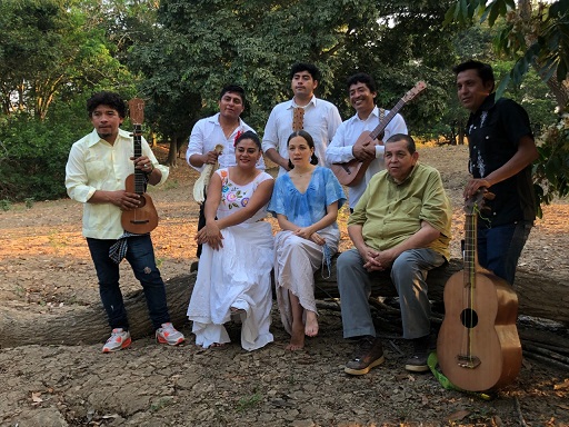 Cineculturayal1's tweet photo. CON LOS COJOLITES A LA CABEZA, PRESENTAN EL CONCEPTO “JAROCHO SOUND” DE LA MANO DE ONE RPM.
- MEDIA DOCENA DE GRUPOS COMO ALEBRIJES SON JAROCHO, FLOR DE UVERO, COLECTIVO CARRETONEROS, LOS HIJOS DE LA MALINCHE Y JAROCHO BARRIO INTEGRAN ESTE MOVIMIENTO. https://t.co/xCx1C9SHv7