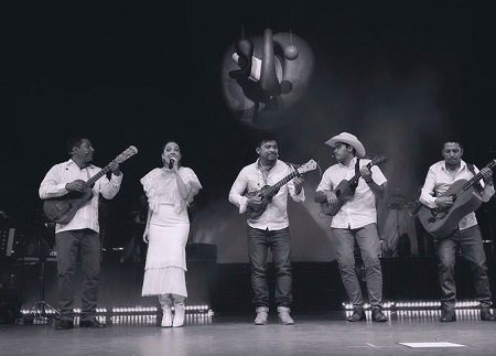 Cineculturayal1's tweet photo. CON LOS COJOLITES A LA CABEZA, PRESENTAN EL CONCEPTO “JAROCHO SOUND” DE LA MANO DE ONE RPM.
- MEDIA DOCENA DE GRUPOS COMO ALEBRIJES SON JAROCHO, FLOR DE UVERO, COLECTIVO CARRETONEROS, LOS HIJOS DE LA MALINCHE Y JAROCHO BARRIO INTEGRAN ESTE MOVIMIENTO. https://t.co/xCx1C9SHv7