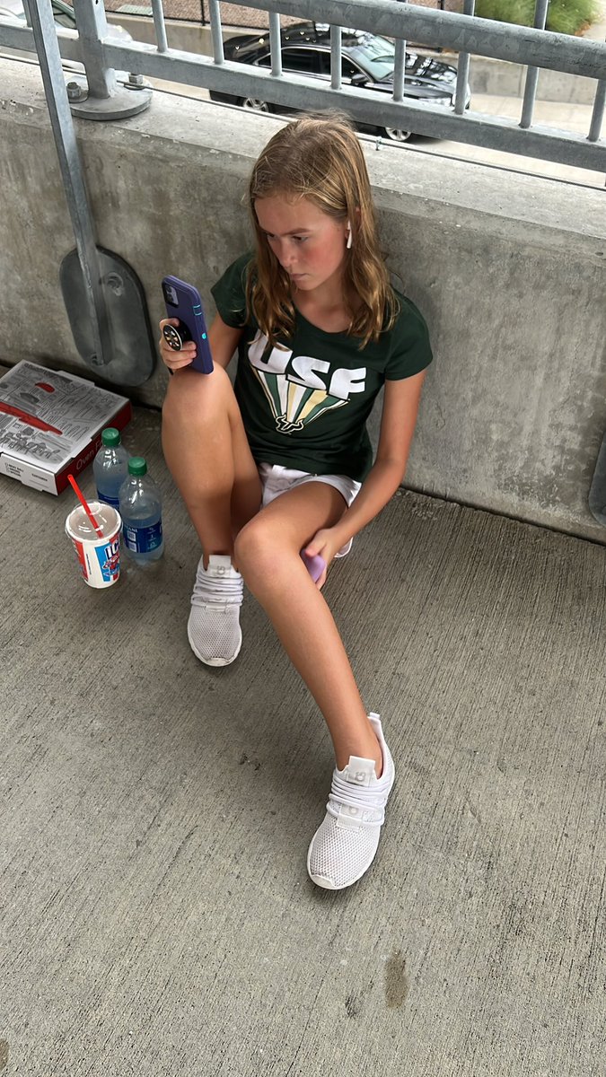 BenLimmer1's tweet photo. @USFFootball Hurry up please https://t.co/bIIr277R1i