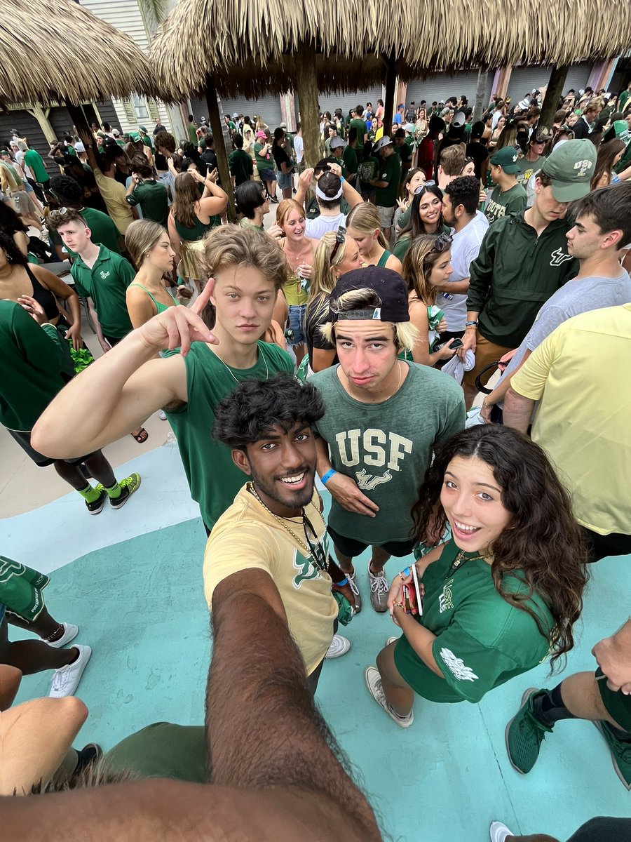 kaviack's tweet photo. @USFFootball This weather delay is bull 🤘#GoBulls https://t.co/IeOO2oVict