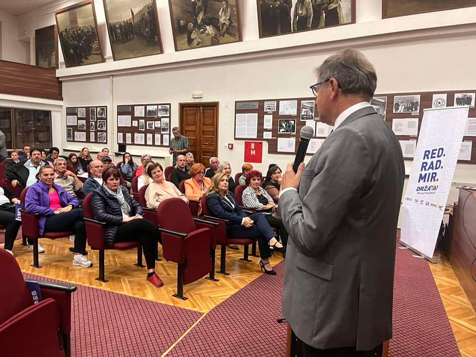 PlatformaBiH's tweet photo. Na tribini u Bihaću ispred Platforme za progres, prisutnima su se obratili prof.dr. Mirsad Hadžikadić, kandidat za člana Predsjedništva BiH, Jusuf Arifagić kandidat za predsjednika RS-a i Denis Smajić kandidat za Skupštinu Unsko-sanskog kantona.
#RedRadMir #izbori2022 https://t.co/DGKAsYX5uz