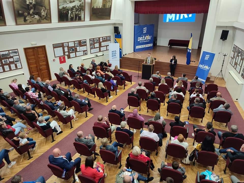 PlatformaBiH's tweet photo. Na tribini u Bihaću ispred Platforme za progres, prisutnima su se obratili prof.dr. Mirsad Hadžikadić, kandidat za člana Predsjedništva BiH, Jusuf Arifagić kandidat za predsjednika RS-a i Denis Smajić kandidat za Skupštinu Unsko-sanskog kantona.
#RedRadMir #izbori2022 https://t.co/DGKAsYX5uz