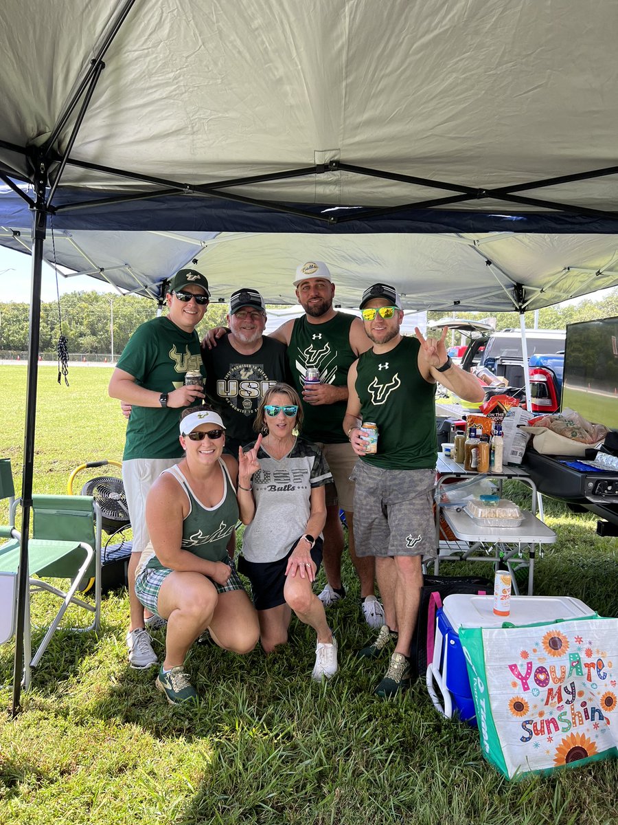 EMellnick's tweet photo. @USFFootball We are ready!! GO BULLS! 🤘🏈 https://t.co/pUXKgzbF5L