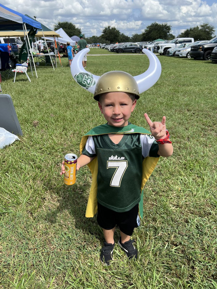 EMellnick's tweet photo. @USFFootball We are ready!! GO BULLS! 🤘🏈 https://t.co/pUXKgzbF5L