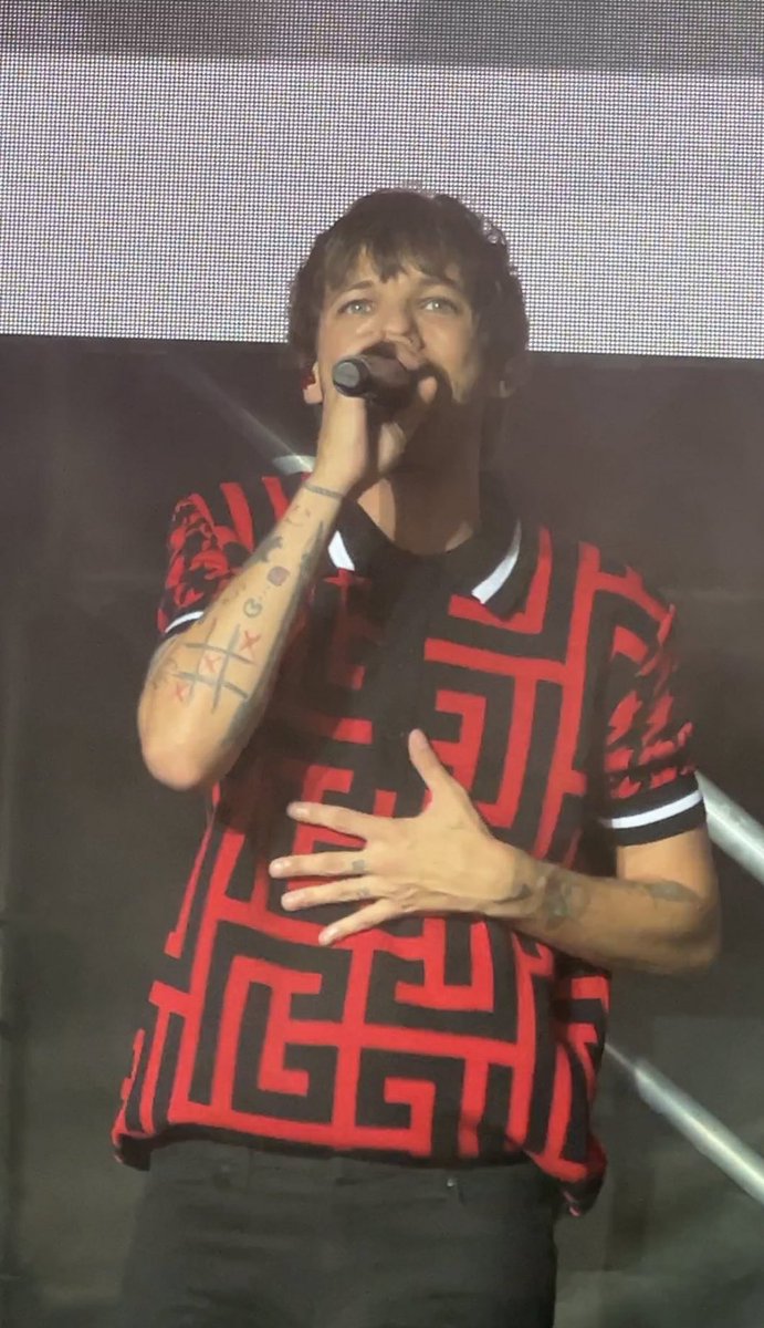fitflouisst's tweet photo. ABRO HILO DE FOTOS/VIDEOS DE LOUIS TOMLINSON EN SU ÚLTIMO CONCIERTO DEL LTWT / MILAN 🫶 RT PARA SALVAR VIDAS https://t.co/pmjQccPp7v