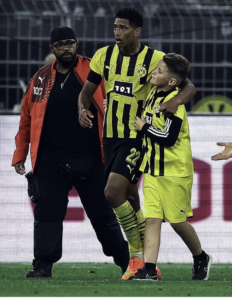 Such a nice gesture <a href="/BellinghamJude/">Jude Bellingham</a> <a href="/BVB/">Borussia Dortmund</a> 💛🖤