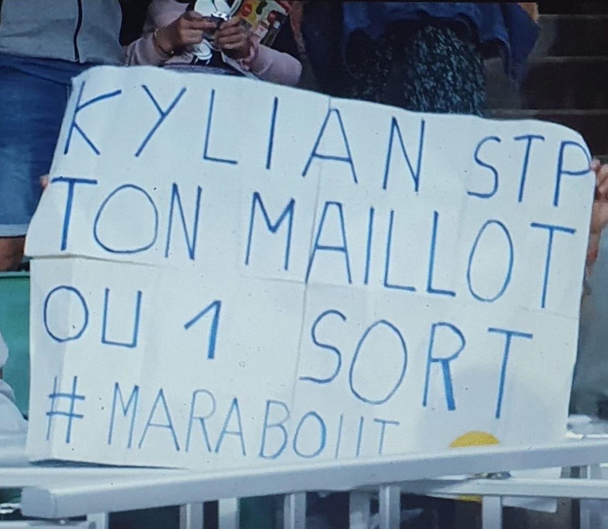 WillyMbala's tweet photo. Vu dans les tribunes de Nantes😂😂 https://t.co/OkRDhspn5H