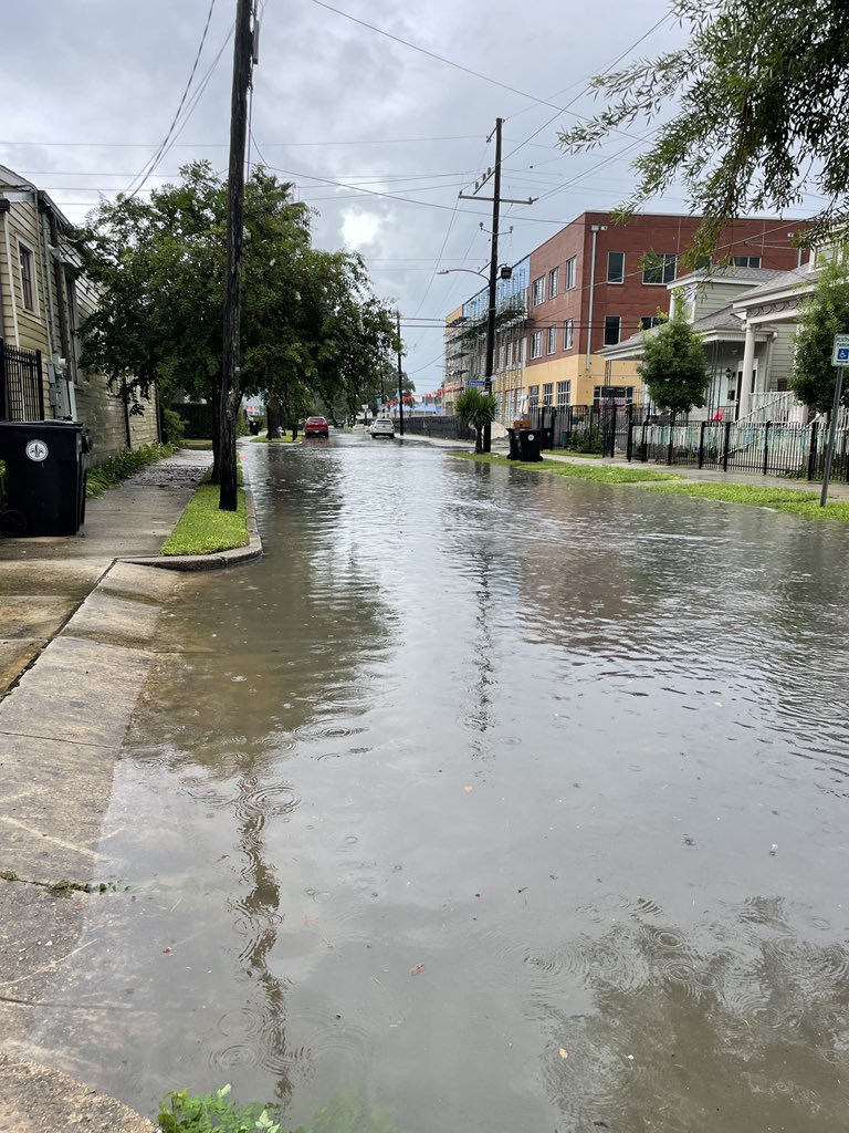 cooperwright's tweet photo. @NWSNewOrleans Baronne by Delachaise https://t.co/UrqPZogu9g