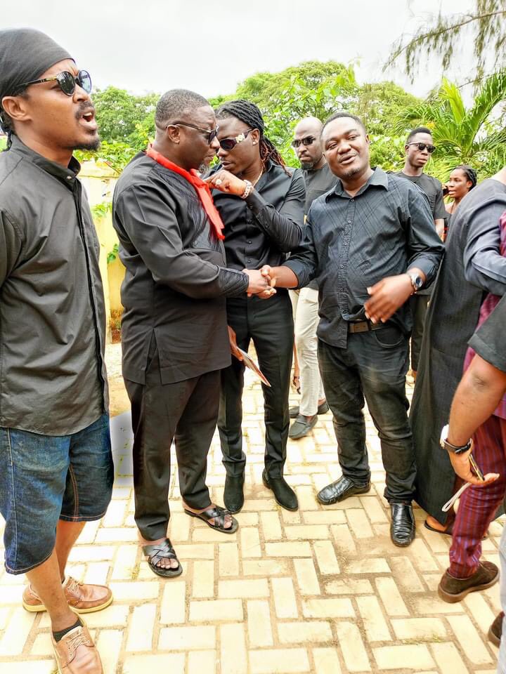 michaelblakka's tweet image. @stonebwoy at his old time friend’s  @methodrankinggh funeral #AshaimanToTheWorldFestival  #ashaimantotheworldconcert  rest in peace to Dr Paul Doe Dagbui
