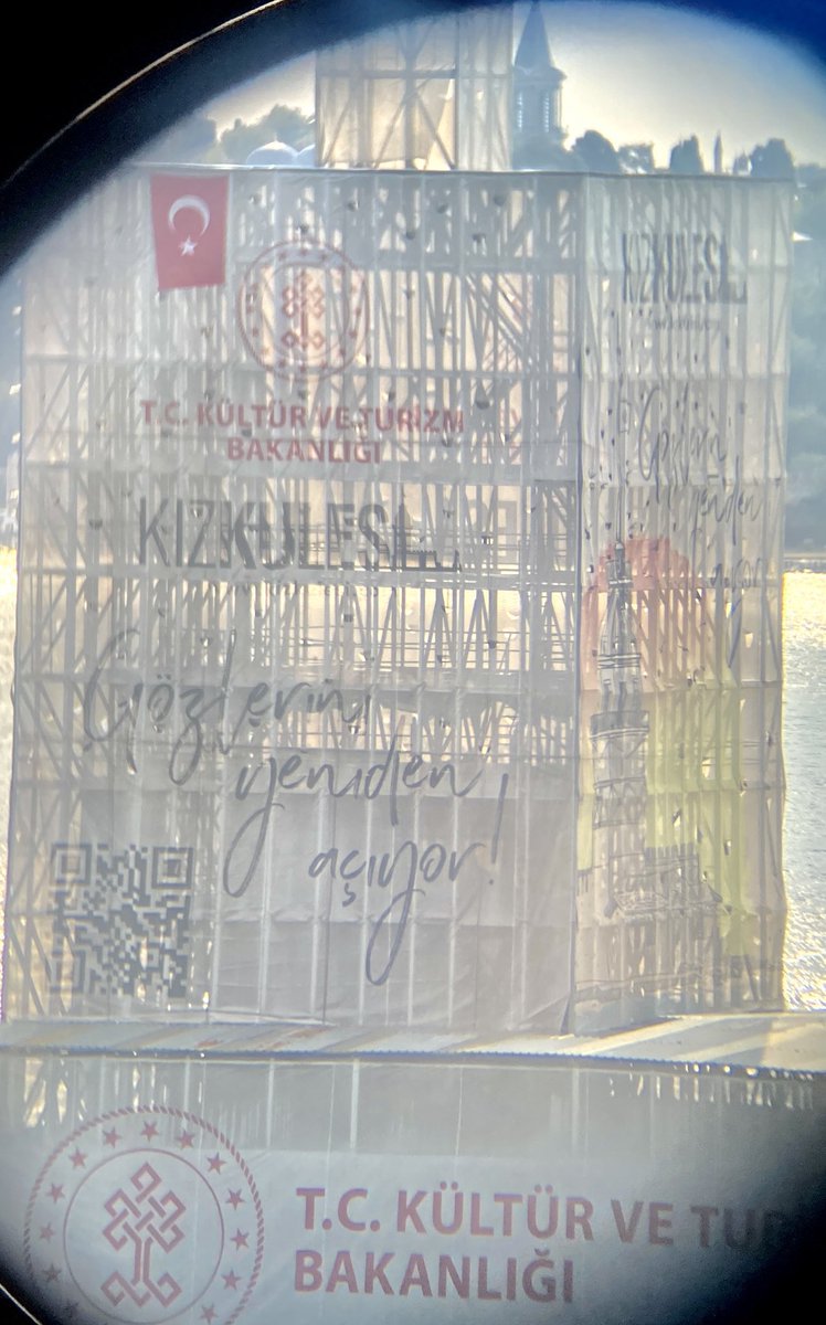 #KızKulesi’ni bakanlık, “restorasyon” adı altında kaplamıştı.

Dikkatli bakıldığında kule bölümünün yerinde olmadığı ortaya çıktı…