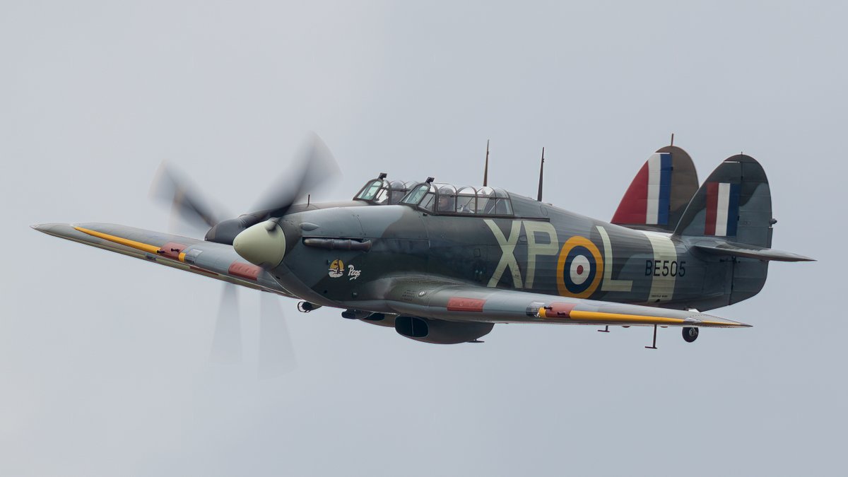 MarkGreen2302's tweet photo. How good was this position holding by James flying  @HurricaneR4118 in formation with BE505 flown by Mike from @Ultimate_Aeros @WLACFlying members Day today! Excellent... like glue!  #HawkerHurricanes #Warbirds https://t.co/EmWnvb3bEI