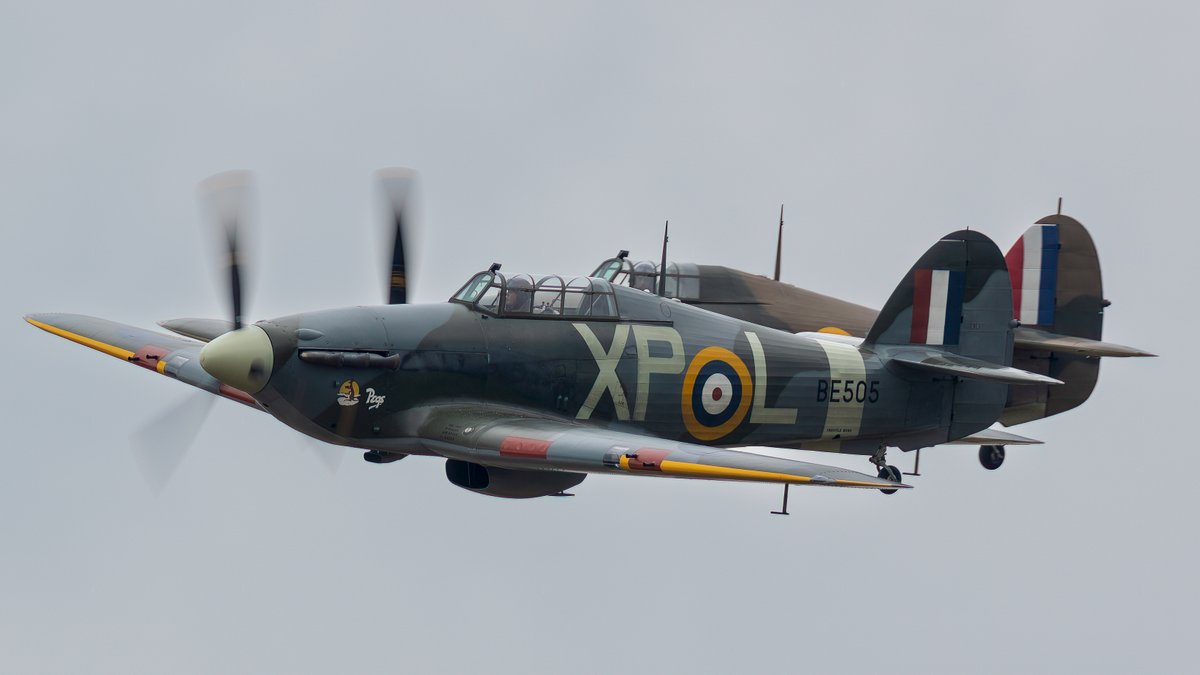 MarkGreen2302's tweet photo. How good was this position holding by James flying  @HurricaneR4118 in formation with BE505 flown by Mike from @Ultimate_Aeros @WLACFlying members Day today! Excellent... like glue!  #HawkerHurricanes #Warbirds https://t.co/EmWnvb3bEI