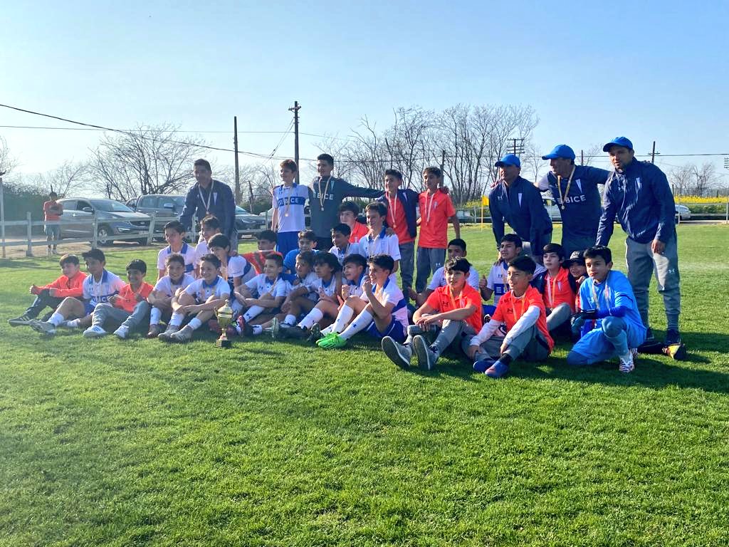 Cruzados's tweet photo. ¡#LosCruzados Sub 12 Campeones!

La serie dirigida por el gran @Cris4Alvarez venció 7-0 a San Luis, ¡y se alzaron con el Campeonato de Fútbol Formativo Infantil! 👏

¡Felicidades, cracks!

🎶 Dale campeón, dale campeón 🎶 https://t.co/tCItosP3qH
