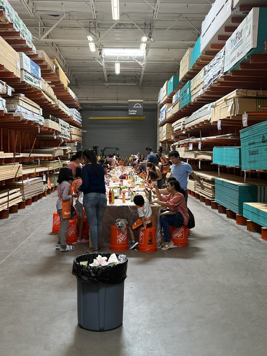 Super fantastic turn out today. Over 200 kiddos came to the workshop! Such a pleasure to hang out and see all their crafts 🎃