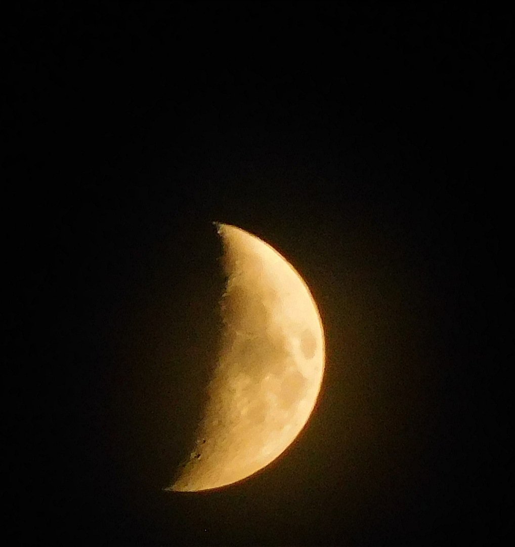 KerstinAx82's tweet photo. Der Mond heute Abend. #mond #moon #moonlover #mondliebe https://t.co/PqV41oEziZ
