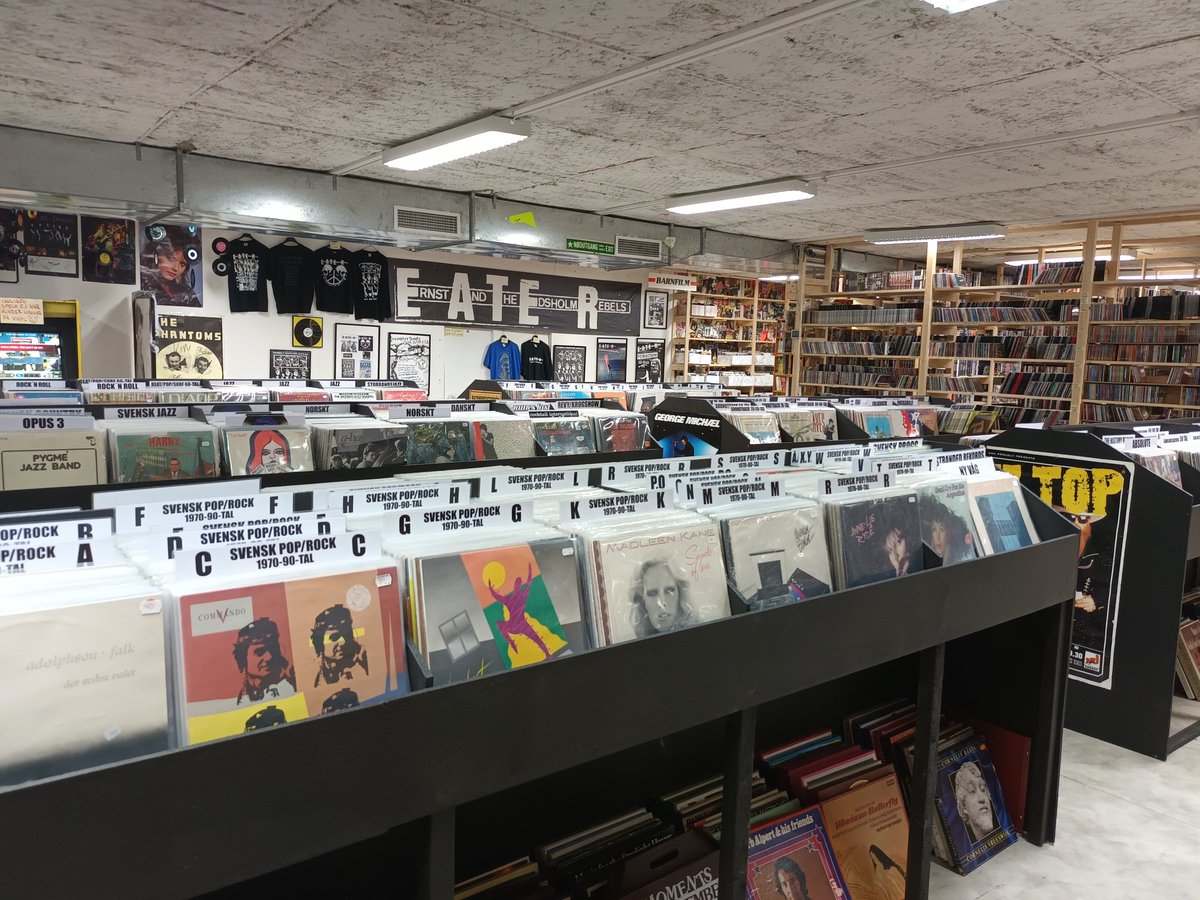 kristallnaach's tweet photo. Vom #Dalsland💙💛ins #Värmland
Wieder zur Stuga?Nöö paar km weiter!
Inzwischen gut sortiert #Plattenladen
😝#Grums #Vänern #Loppis #E18
#Skivor #Vinyl #LP #Schallplatten
#Sammelwahn🔘#Plattensammler
#Schweden 🇸🇪#Sverige 🦌#Sweden
#Elchenländle22😍#VästraGötaland https://t.co/OWFGOwURfM
