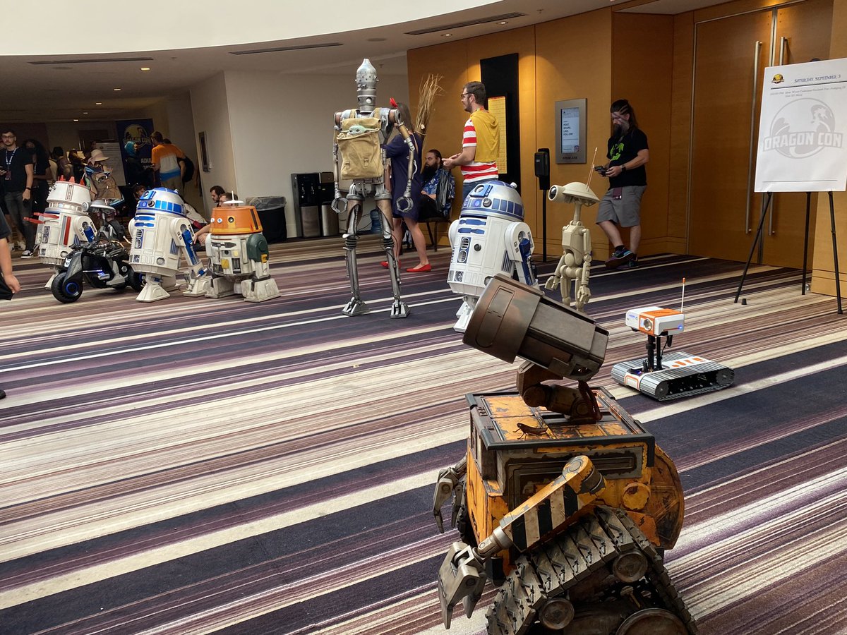 Kamiduu's tweet photo. IT’S DROID HOUR!!!! 🥰 🤖 #DragonCon #DragonCon2022 #teamdroids https://t.co/93Zb7VMZWS