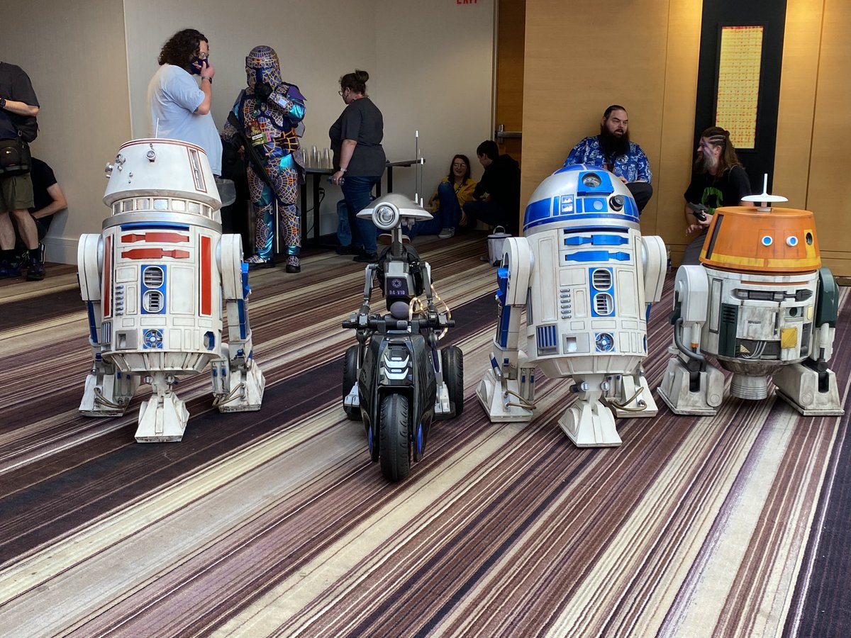 Kamiduu's tweet photo. IT’S DROID HOUR!!!! 🥰 🤖 #DragonCon #DragonCon2022 #teamdroids https://t.co/93Zb7VMZWS