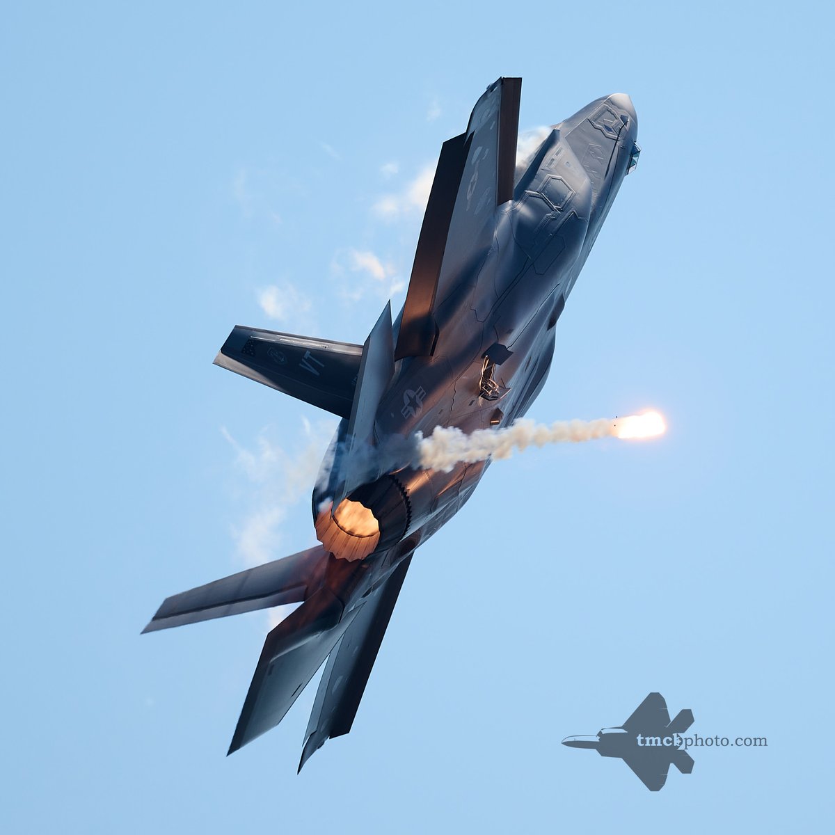 TMcBphoto's tweet photo. The @F35demoteam added some "flare" to their demonstration at @CIASToronto today!
#ciastoronto
#cias22
#cias
#canadianinternationalairshow
#torontoairshow
#f35 https://t.co/H8LC0pSqDQ